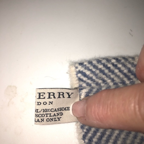 Burberry merino wool and cashmere scarf - Picture 4 of 6